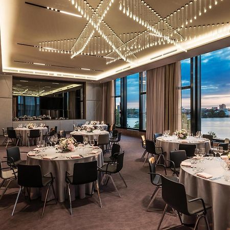 Le Meridien Hamburg Hamburgo Exterior foto The Riverfront Ballroom