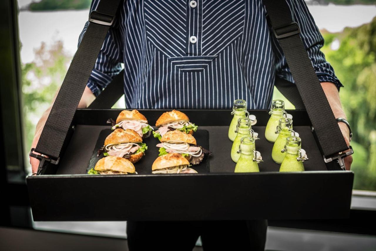 Le Meridien Hamburg Hamburgo Exterior foto A waiter holding a tray of food