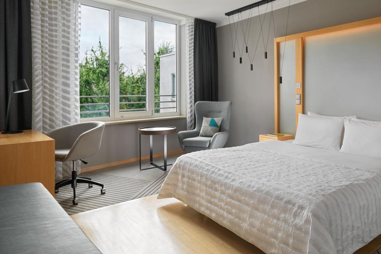 Le Meridien Hamburg Hamburgo Exterior foto A guest room at the Sheraton Berlin