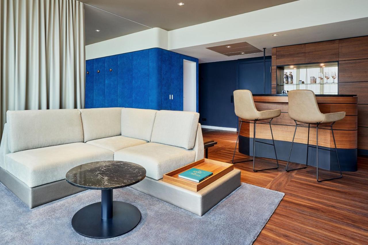 Le Meridien Hamburg Hamburgo Exterior foto The interior of a suite at the hotel