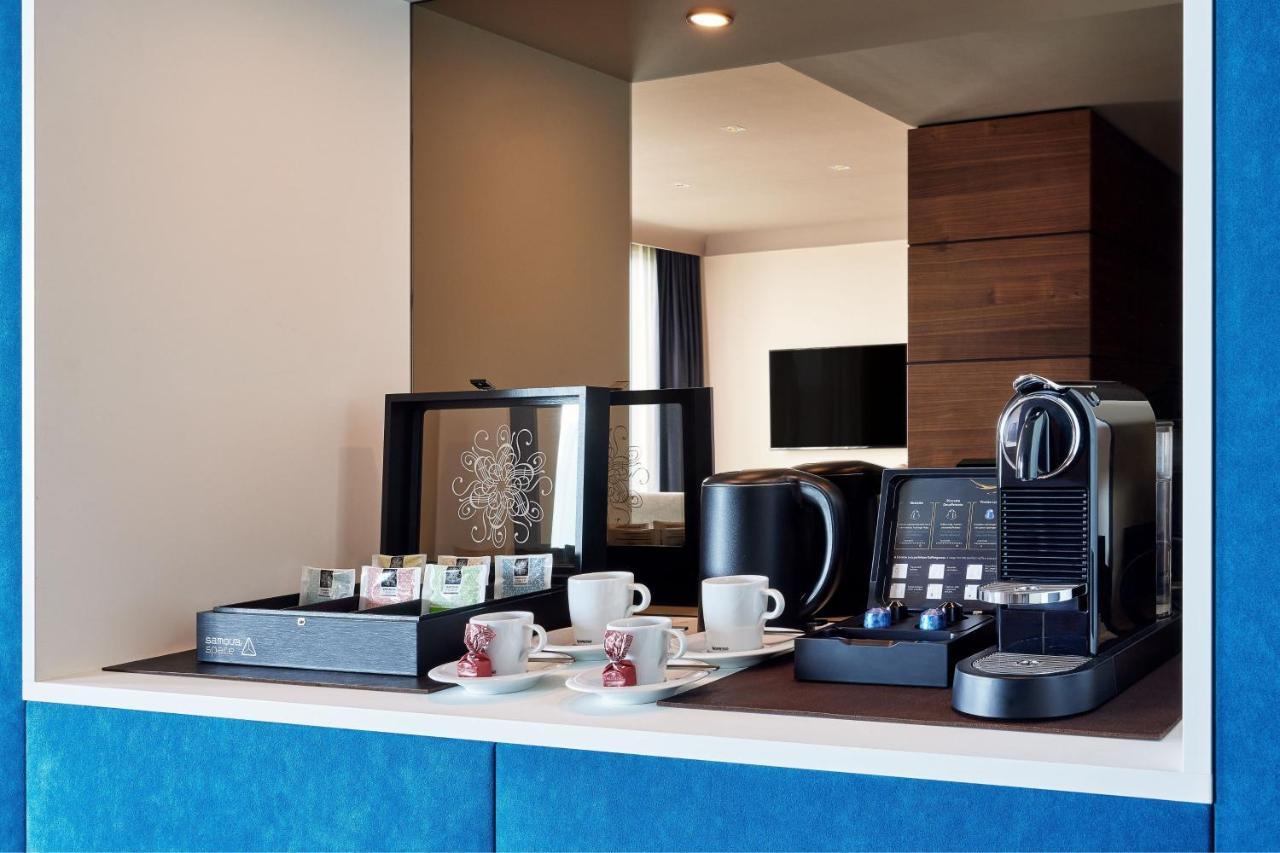 Le Meridien Hamburg Hamburgo Exterior foto A Nespresso machine in a hotel room
