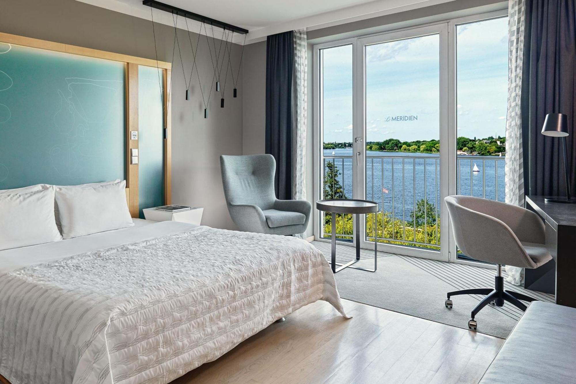 Le Meridien Hamburg Hamburgo Exterior foto A room at the hotel