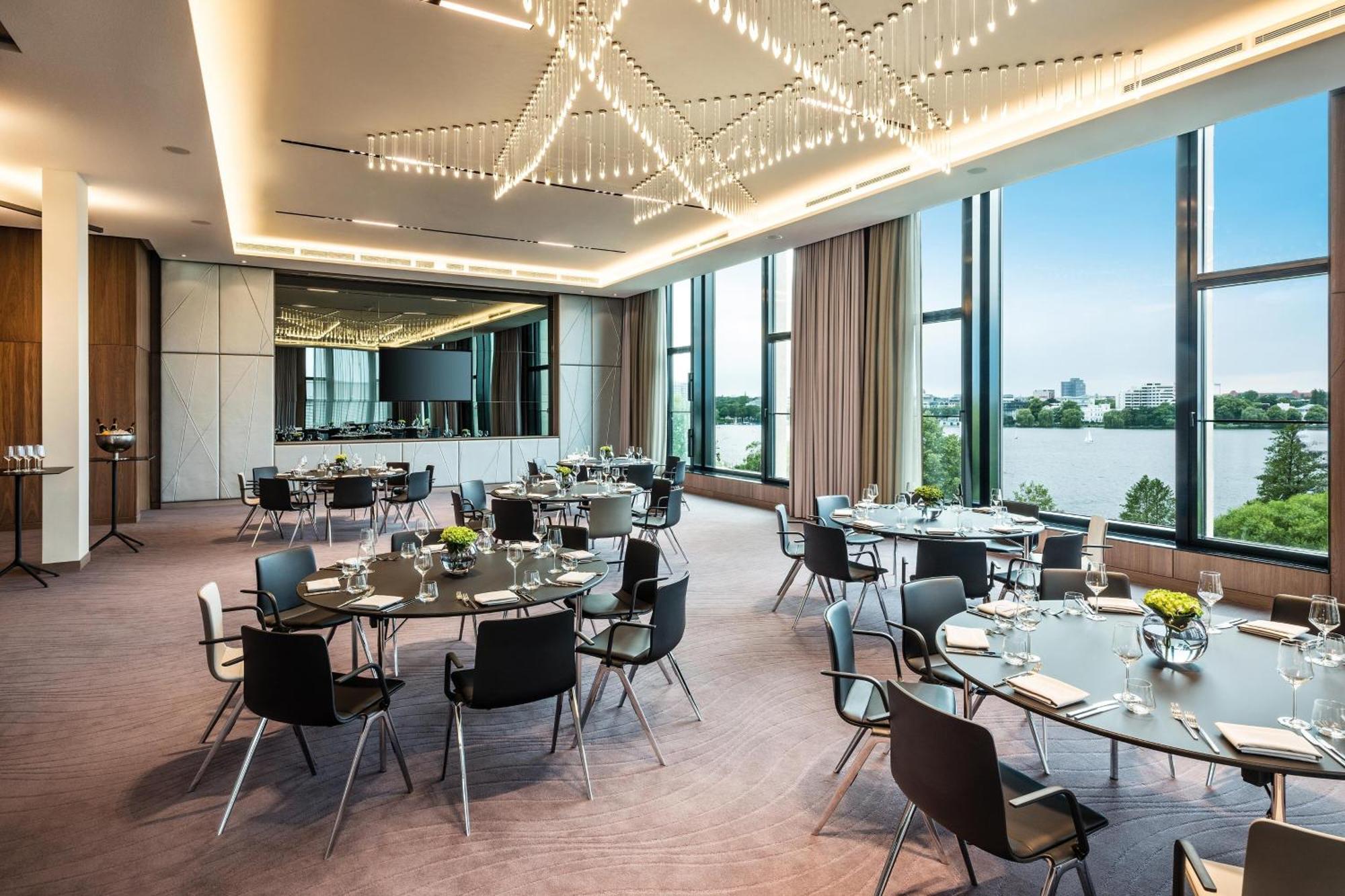 Le Meridien Hamburg Hamburgo Exterior foto The Club at The Landmark
