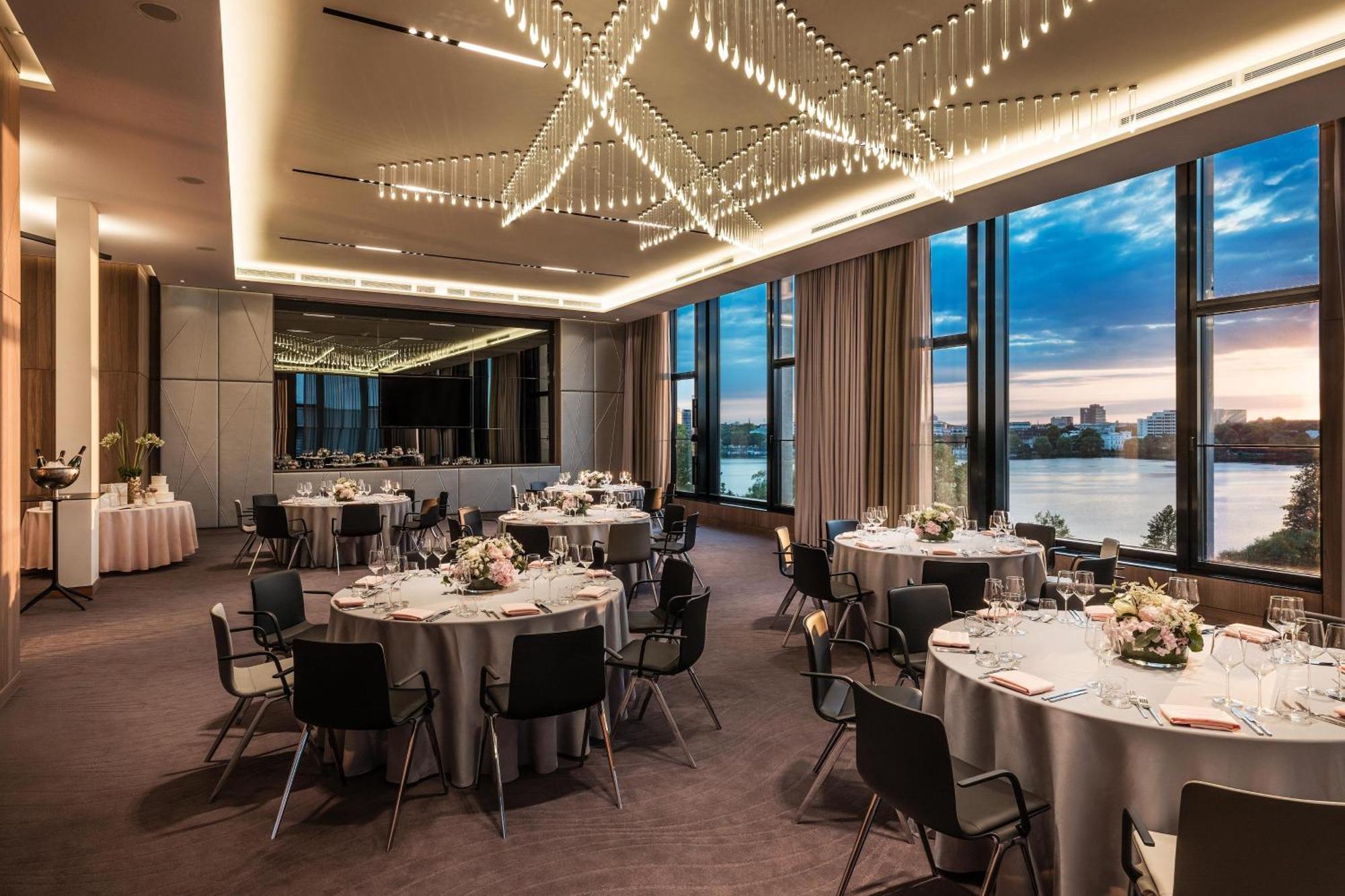 Le Meridien Hamburg Hamburgo Exterior foto The Riverfront Ballroom